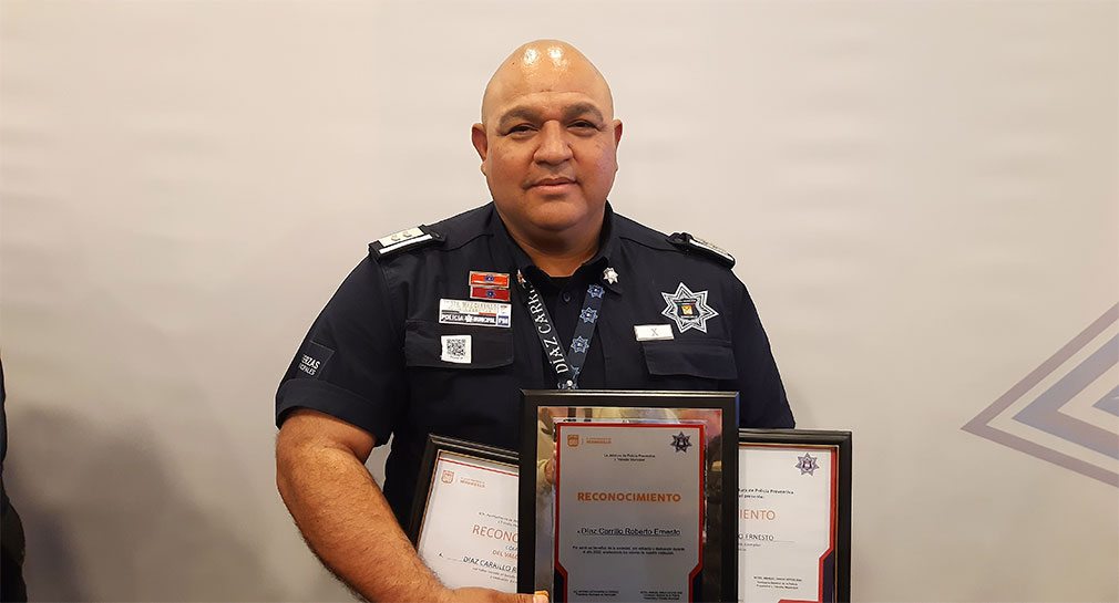 Roberto Ernesto Díaz recibe premio al Policía del Año en Hermosillo; reconocen a otros 42 agentes