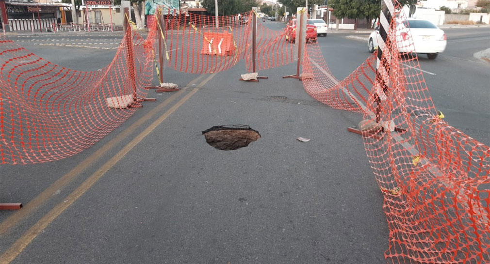 Se abre socavón en Olivares, colonia Fuentes del Mezquital, de Hermosillo; piden extremar precauciones