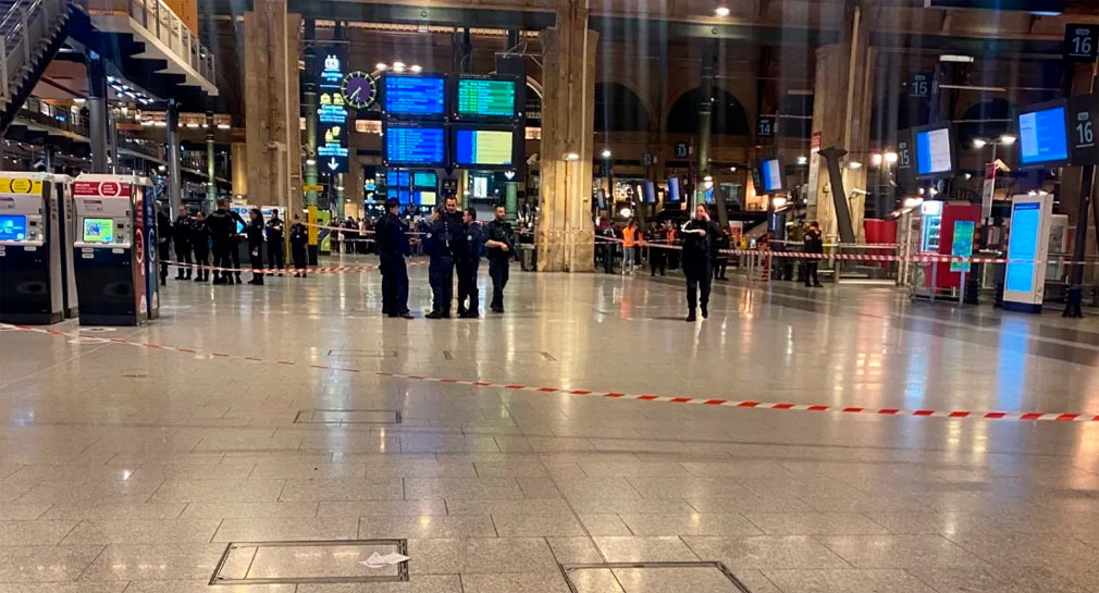 Sujeto acuchilla a 6 personas en estación de tren de París; policía lo balea