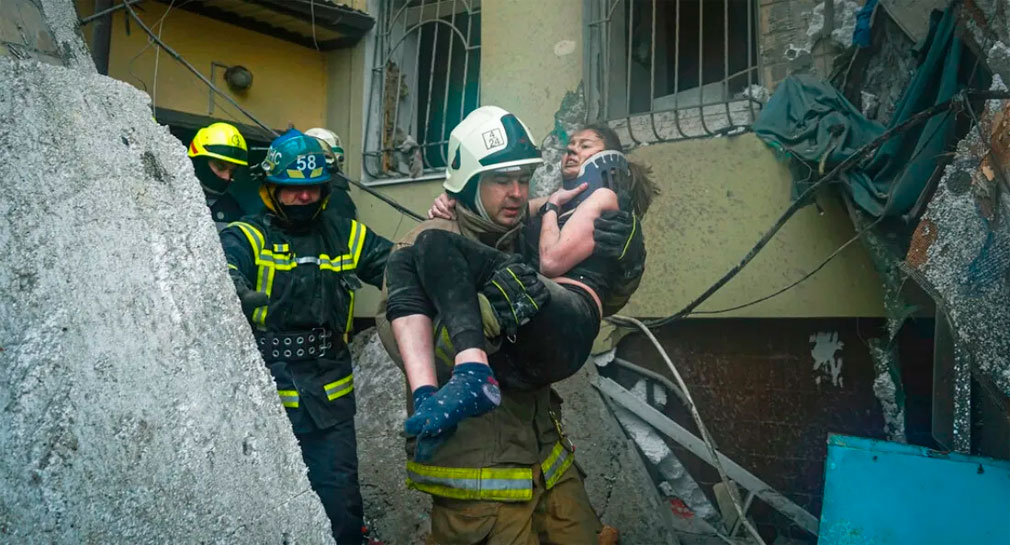 Sube a 40 cifra de muertes tras ataque ruso contra edificio de apartamentos en Ucrania