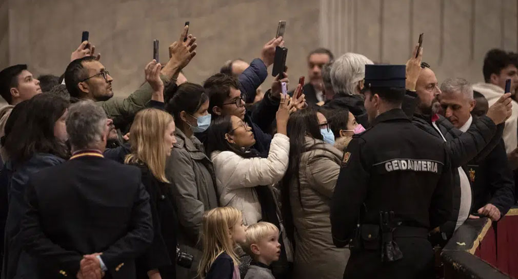 Miles de personas llegan al Vaticano para despedir a Benedicto XVI