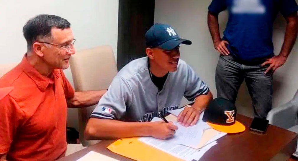Sinaloense Jorge Luna firma contrato con los Yanquis de Nueva York