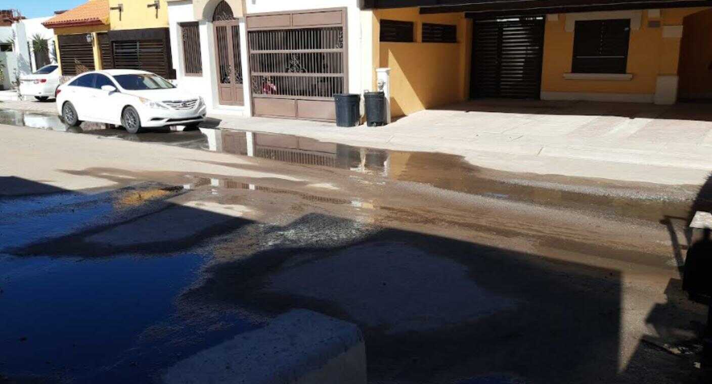 Agua de Hermosillo atiende reporte por colapso de drenaje en fraccionamiento Puerta Real