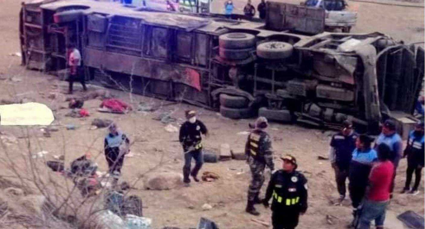 Autobús cae a barranco en Perú y mueren 25 personas