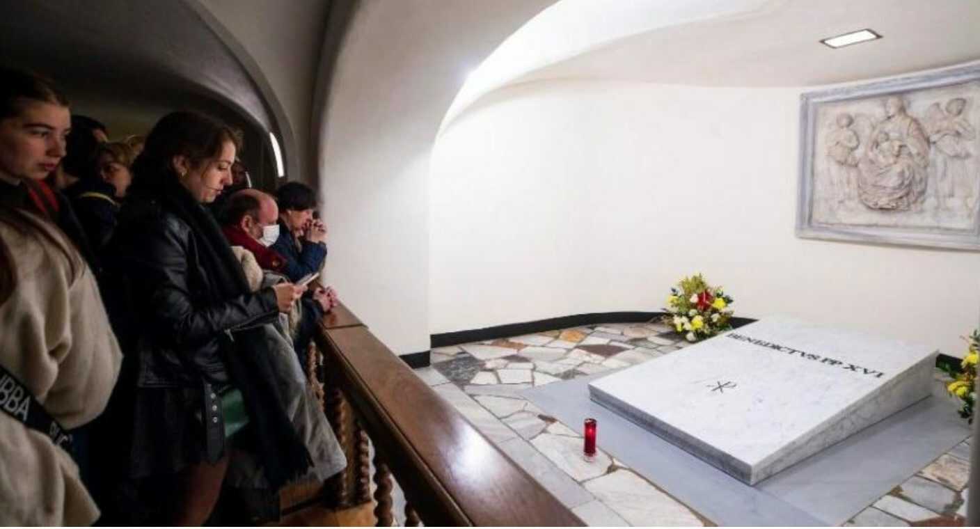 Abren al público tumba del papa Benedicto XVI en las Grutas del Vaticano
