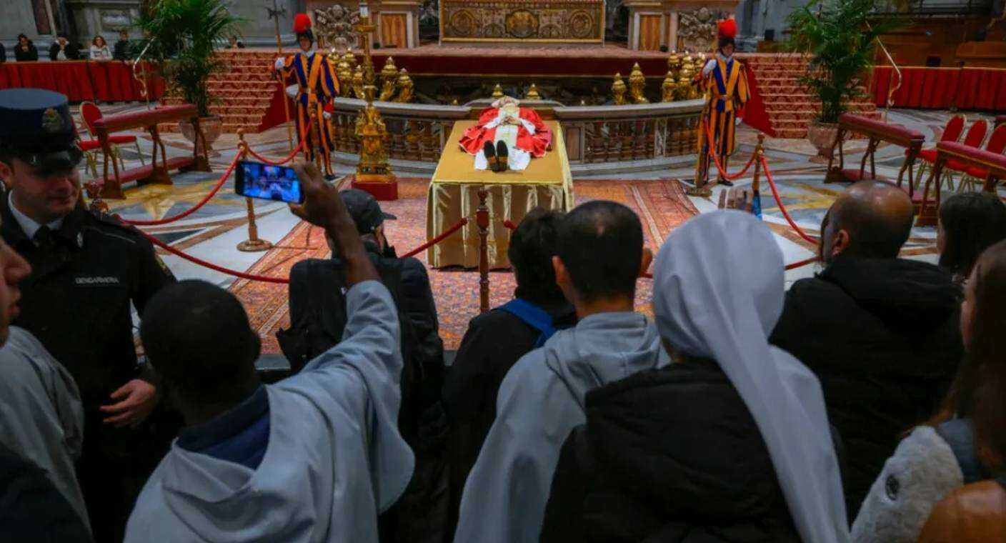 60 mil feligreses asisten al Vaticano para despedir a Benedicto XVI