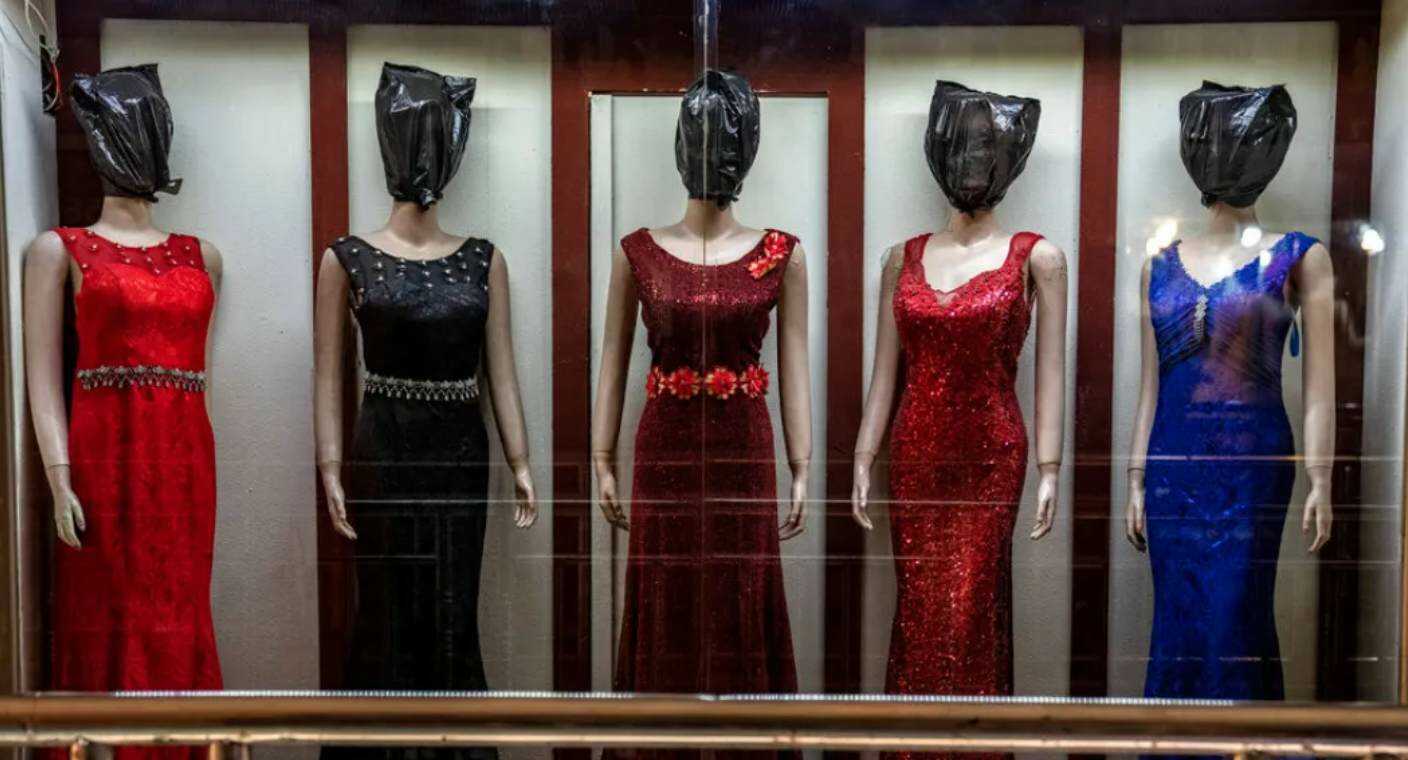 Gobierno talibán exige a vendedores de ropa cubrir cabezas de maniquíes