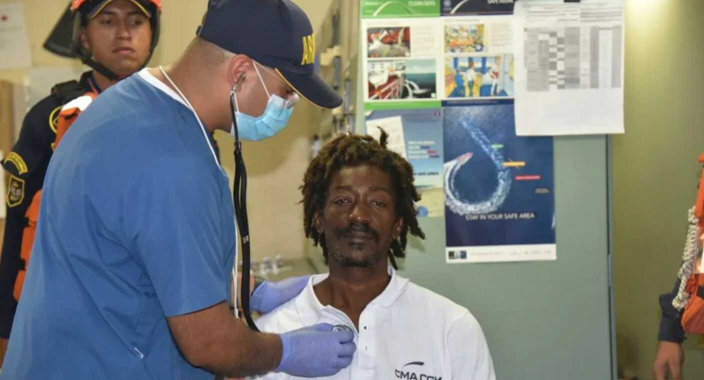 Rescatan a hombre en el mar Caribe; sobrevivió comiendo solo salsa de tomate