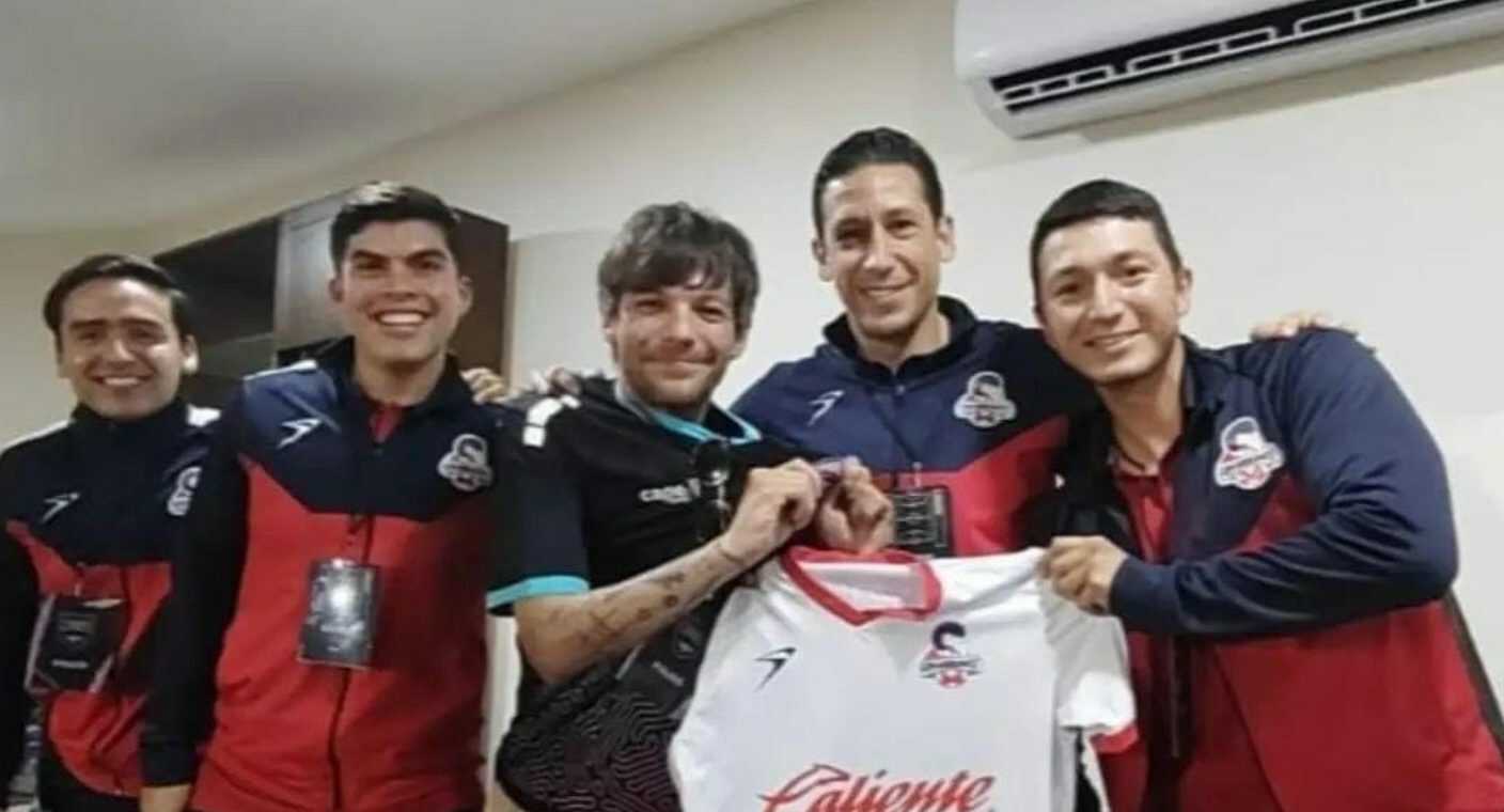 Jugadores de Cimarrones de Sonora se encuentran con Louis Tomlinson, exintegrante de One Direction; le regalan una camiseta del equipo