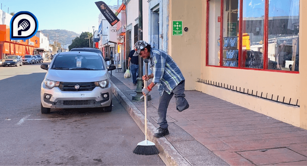 Sin una pierna, Don Omar barre banquetas en el Centro de Hermosillo para pagar albergue y conseguir una prótesis
