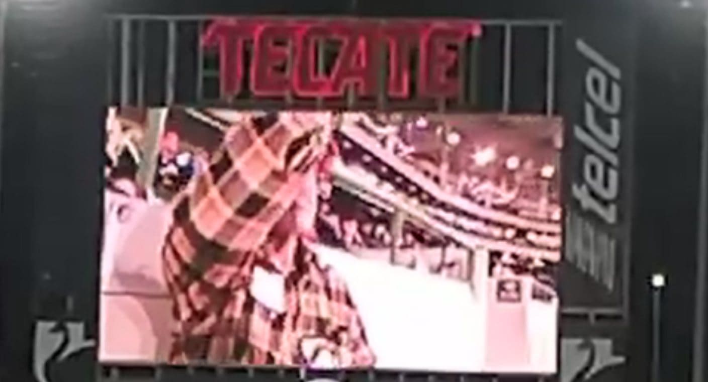 Aficionado envía un beso al cielo a su esposa en el kiss cam durante juego de Naranjeros en Estadio Sonora (VIDEO)