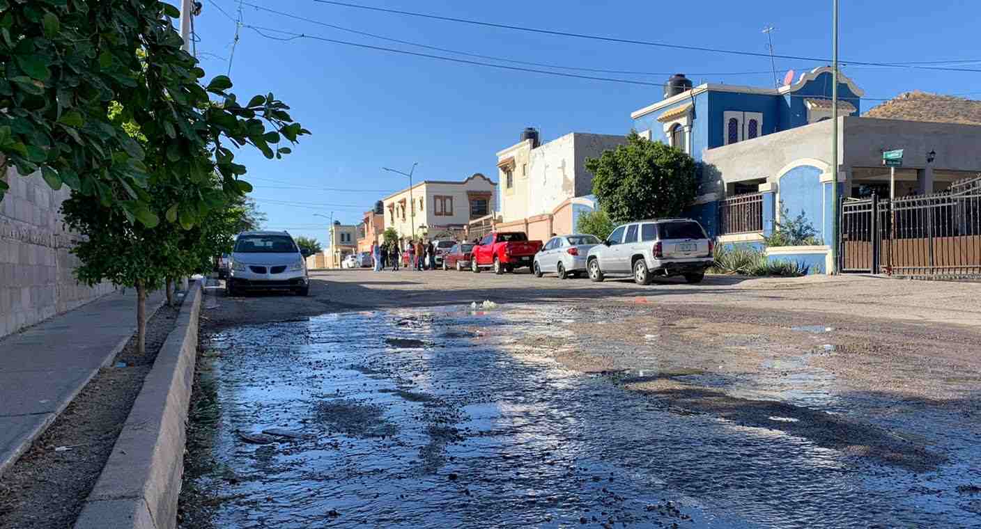 Familias cierran primaria Gabino Medina de Hermosillo por colapso de drenaje; AguaH y SEC dan seguimiento a la denuncia
