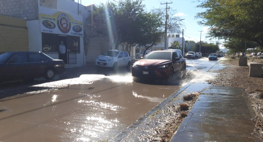 Vecinos piden solución definitiva a fugas sobre bulevar Las Quintas; se quedan sin servicio por reparación de tubería: Agua de Hermosillo