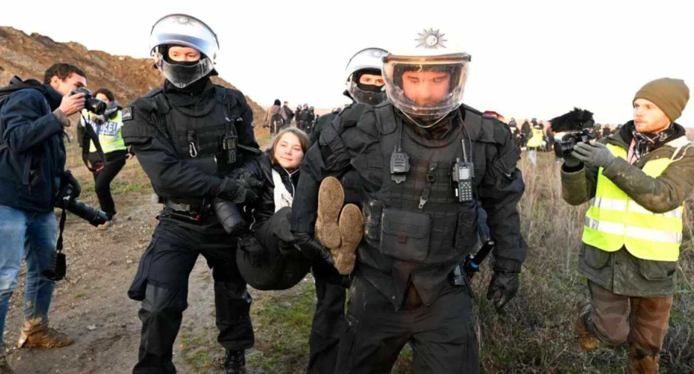 Detienen y sacan cargando a Greta Thunberg de protesta en mina de carbón en Alemania