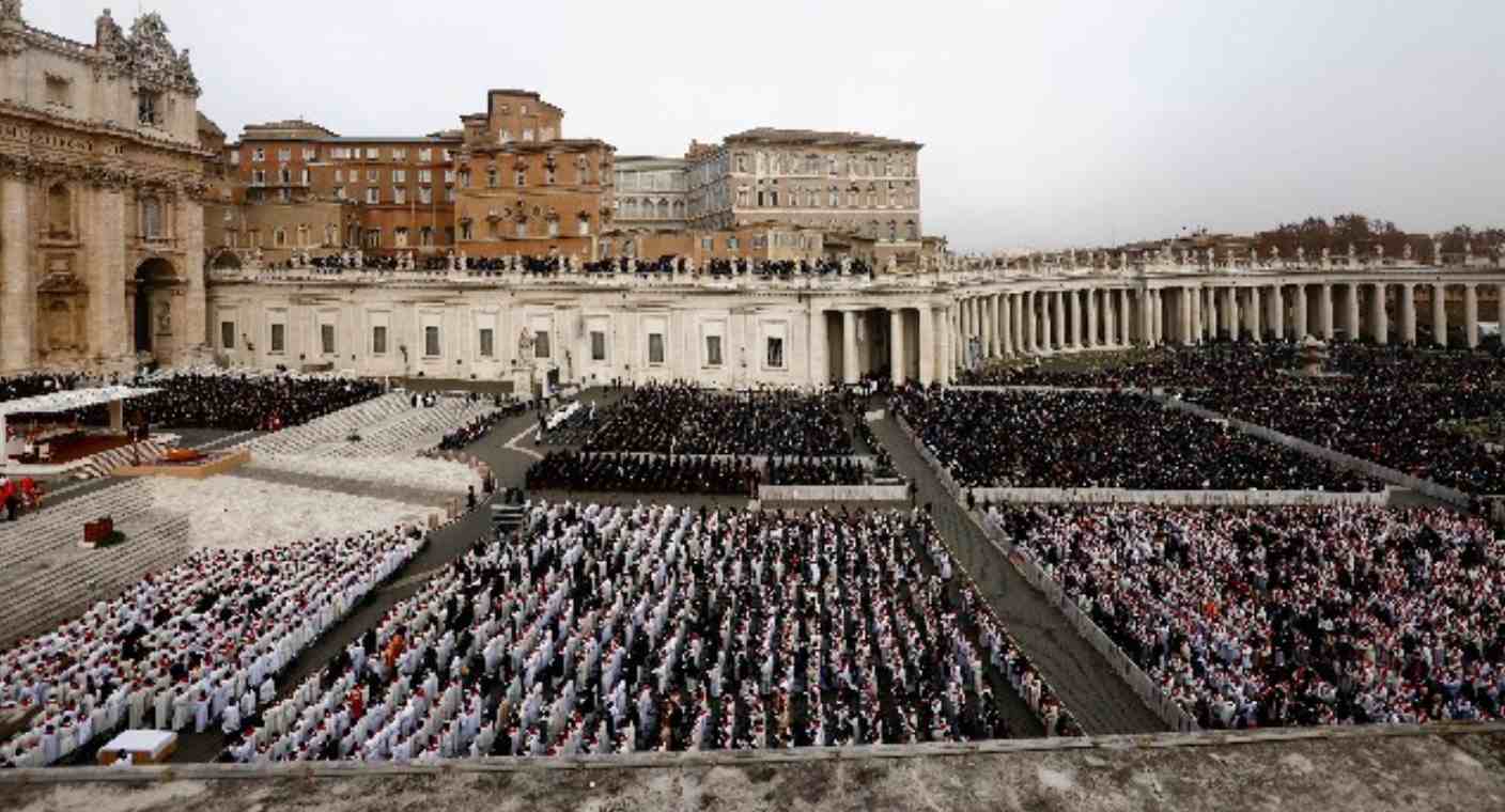 Cerca de 50 mil fieles dan último adiós a Benedicto XVI