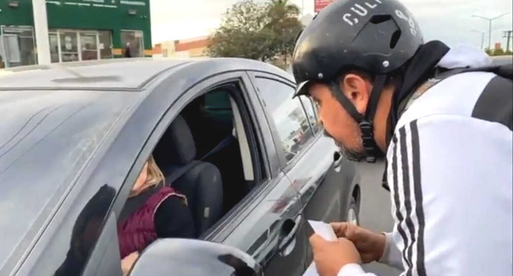 Piden ciclistas más respeto a conductores en Hermosillo; Cultura Bike pega calcas para concientizar