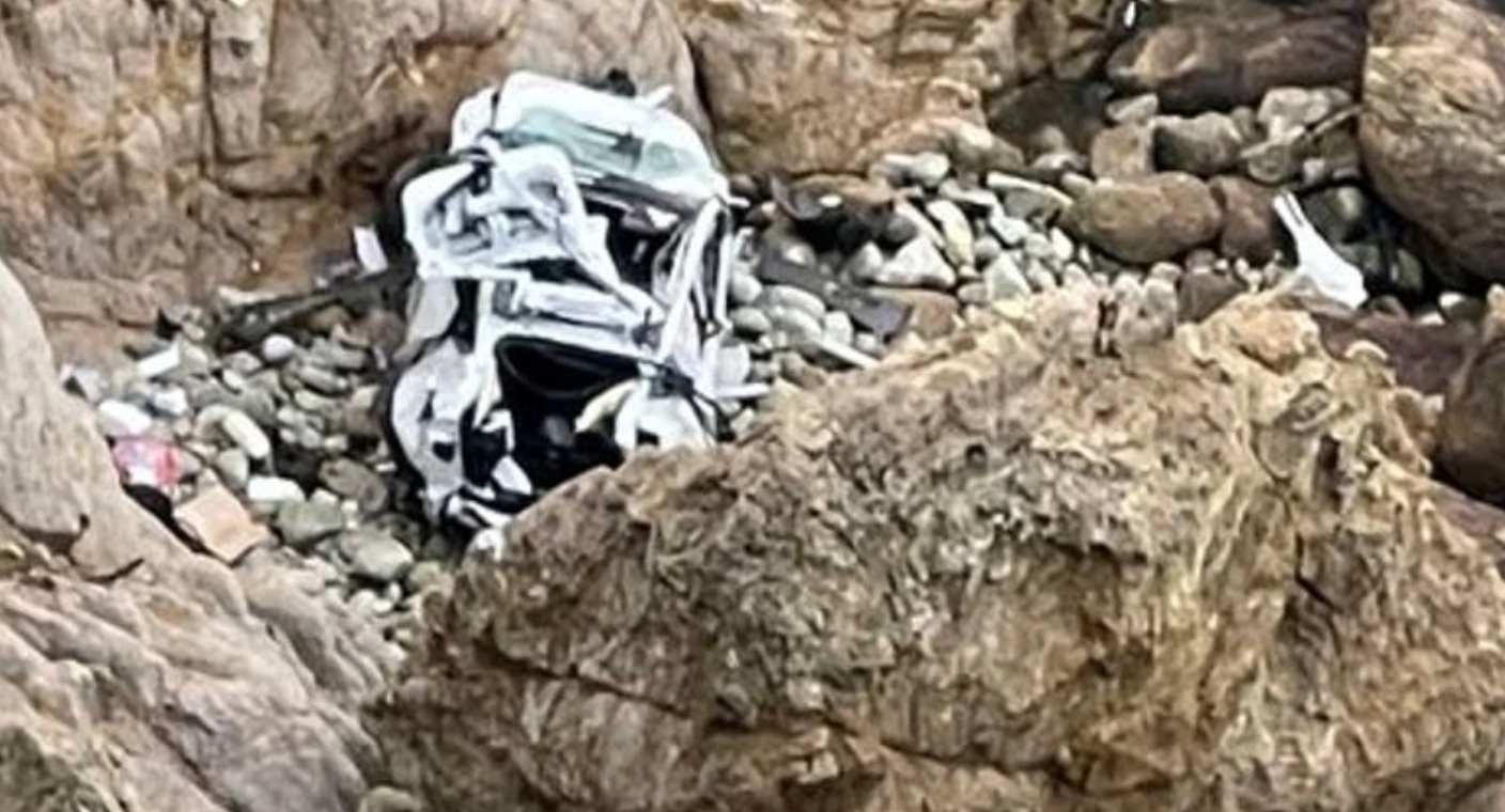 Tesla cae 76 metros de un acantilado en California y sus ocupantes sobreviven
