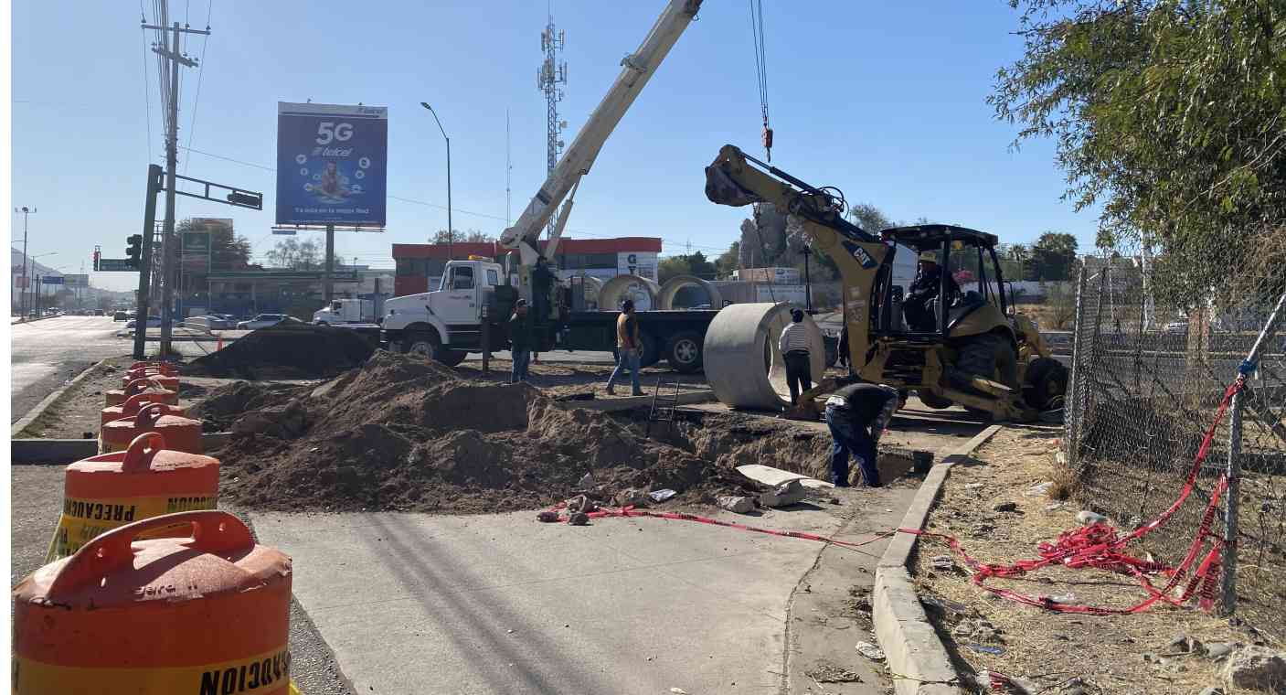 Se abre socavón por quema de tubo de drenaje en bulevares Solidaridad y Paseo Río Sonora de Hermosillo