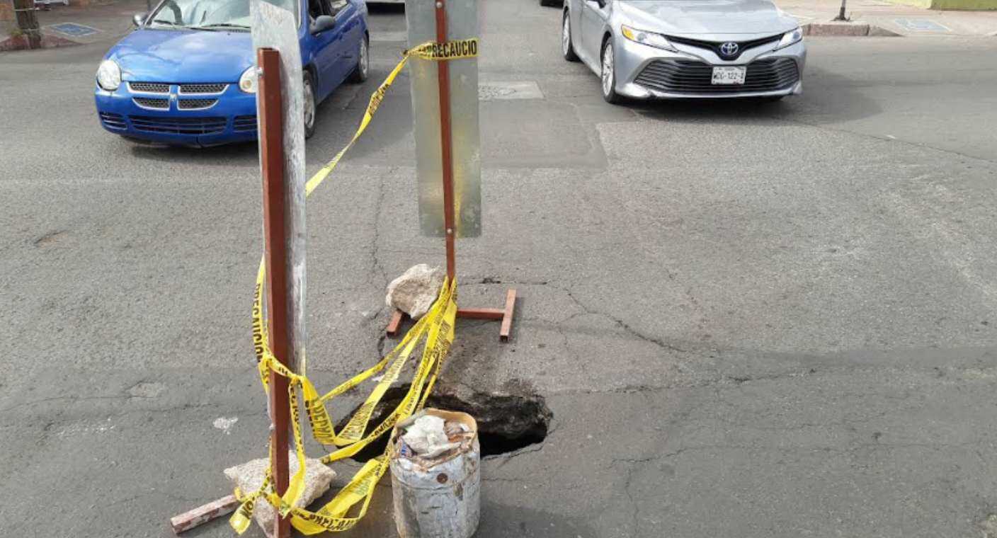 Se abre socavón en calles Colosio y Yañez, del Centro de Hermosillo: “Es la segunda vez que sale”, señala trabajadora de farmacia
