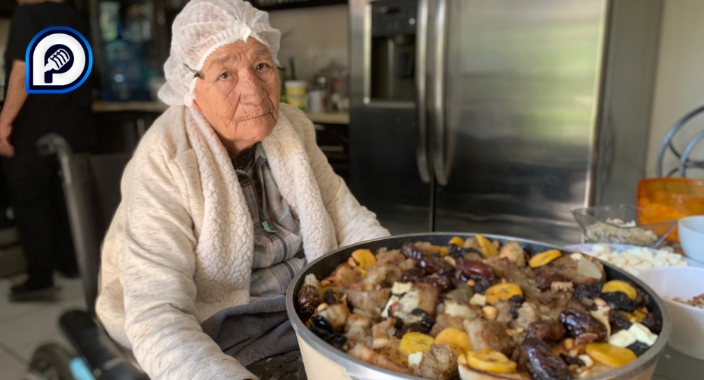 A sus 76 años y desde hace casi 30, Clara prepara en su silla de ruedas la tradicional capirotada de Cuaresma para vender en Hermosillo