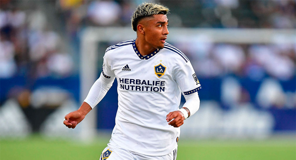 Futbolista mexicano Julián Araujo llega a Barcelona para firmar contrato hasta 2026