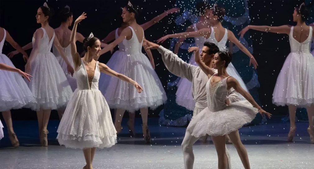 Suspenden a director de ballet alemán que atacó con heces de animal a crítica que lo ofendió