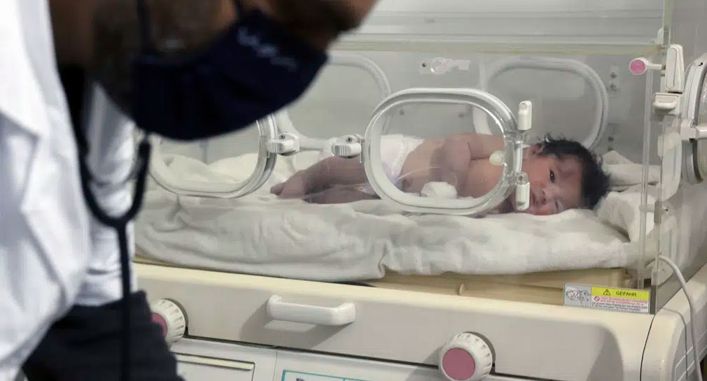 Rescatan a recién nacida, unida a su madre por el cordón umbilical, entre escombros tras sismo en Siria