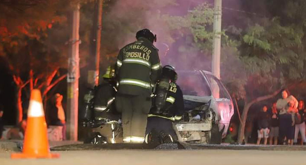 Presunta fuga de gasolina provoca incendio en vehículo en colonia Las Granjas, de Hermosillo