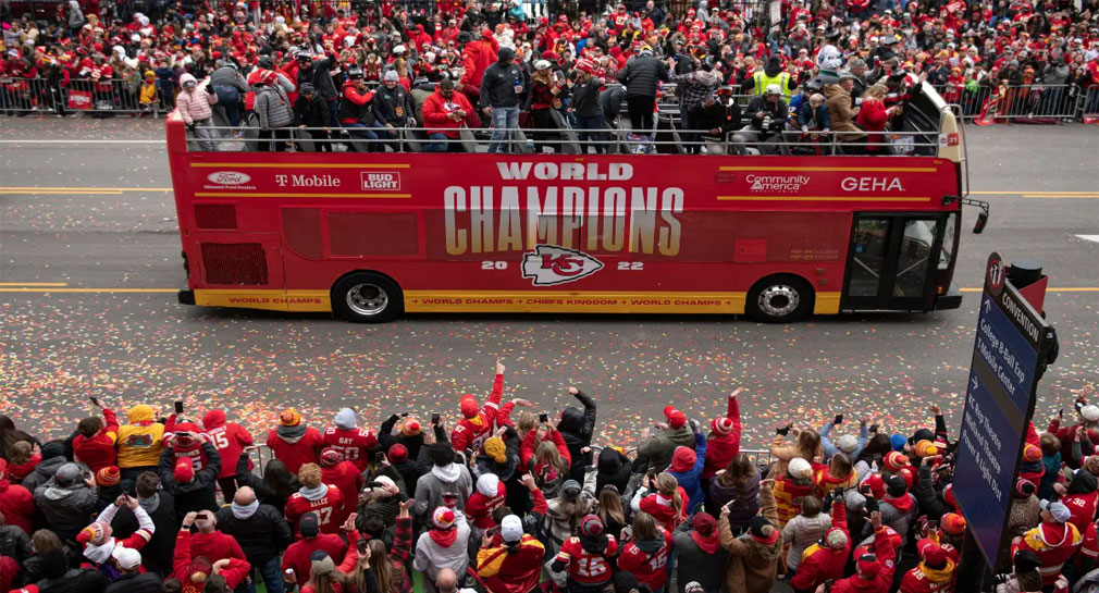 Kansas City recibe a Chiefs, campeones del Super Bowl LVII, con desfile por la ciudad