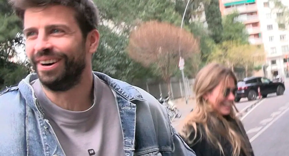 Clara-mente no ve: Clara Chía se estrella con letrero en calle de España (VIDEO)