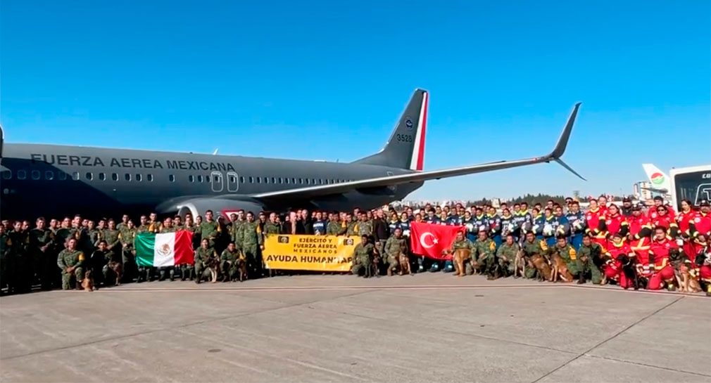Llegan a Turquía rescatistas y binomios caninos mexicanos en avión de la Fuerza Aérea