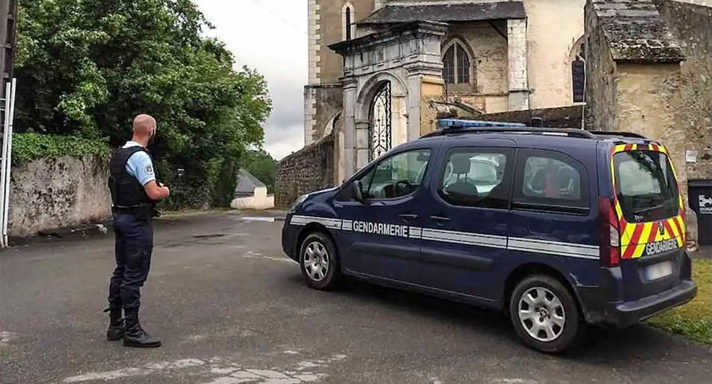 Maestra es asesinada a puñaladas por joven estudiante en Francia
