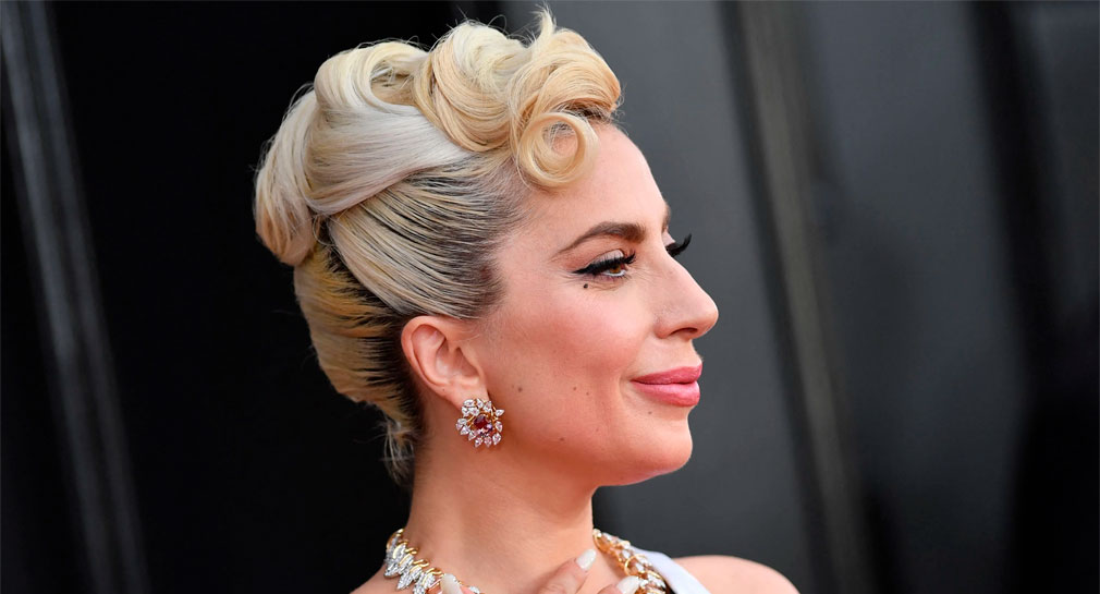 Mujer que rescató perros de Lady Gaga la demanda por no pagar la recompensa prometida