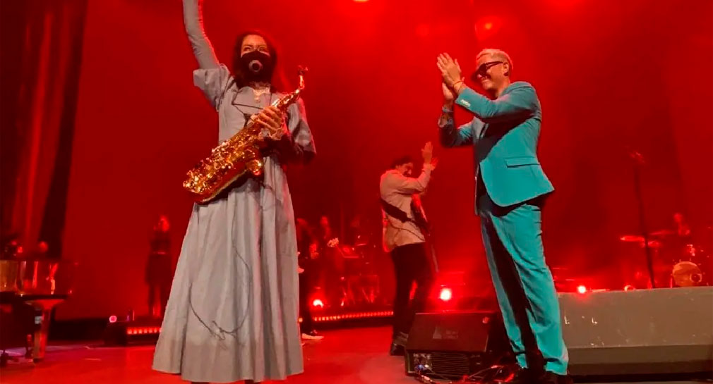 Saxofonista María Elena Ríos sube al escenario durante concierto de Alejandro Sanz en CDMX