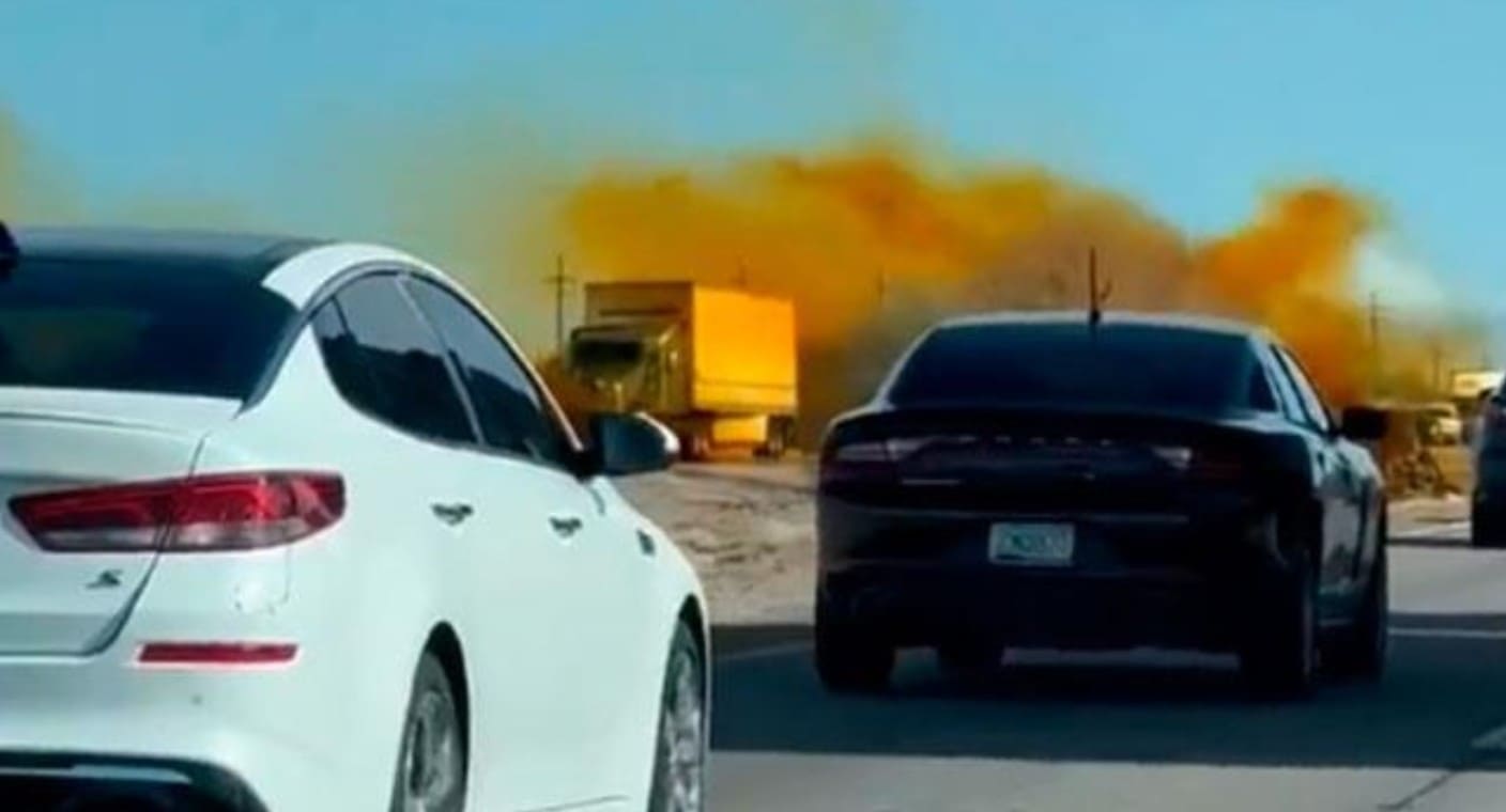 Reabren carretera tras accidente y derrame de ácido nítrico en Tucson