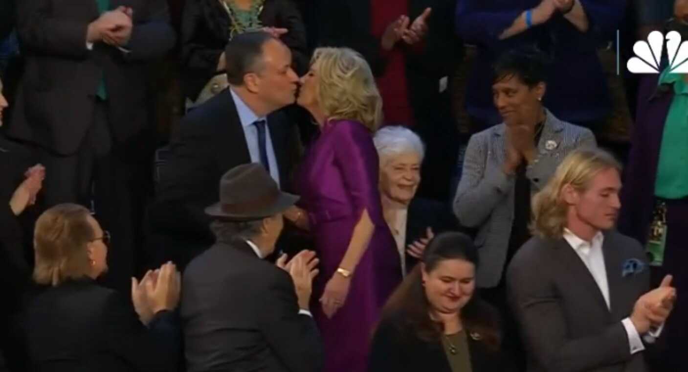 Se viraliza video de supuesto beso en la boca entre Jill Biden y esposo de Kamala Harris