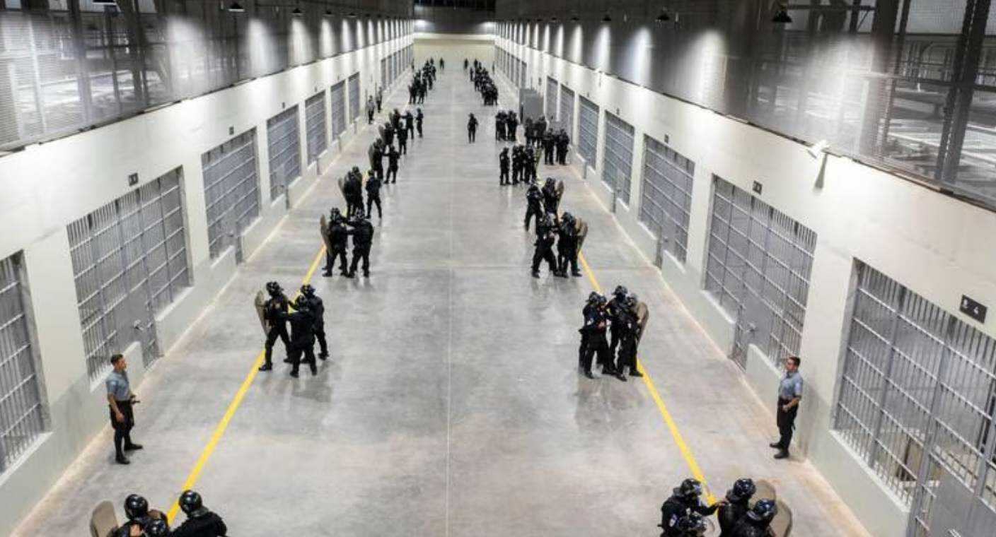 El Salvador inaugura cárcel con capacidad para 40 mil pandilleros, ‘la más grande de Latinoamérica’