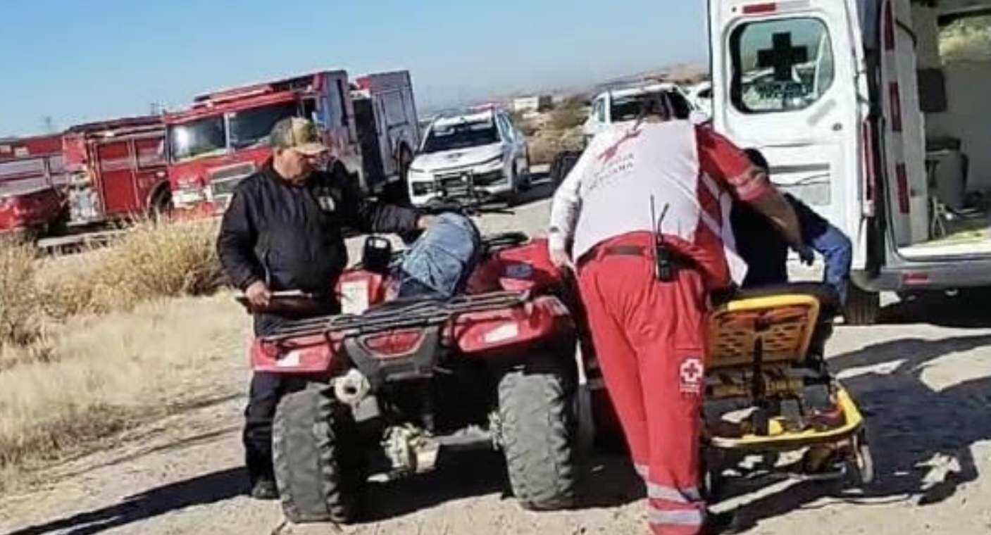 Tras lesionarse un tobillo, mujer es rescatada por bomberos en el Cerro del Bachoco, de Hermosillo