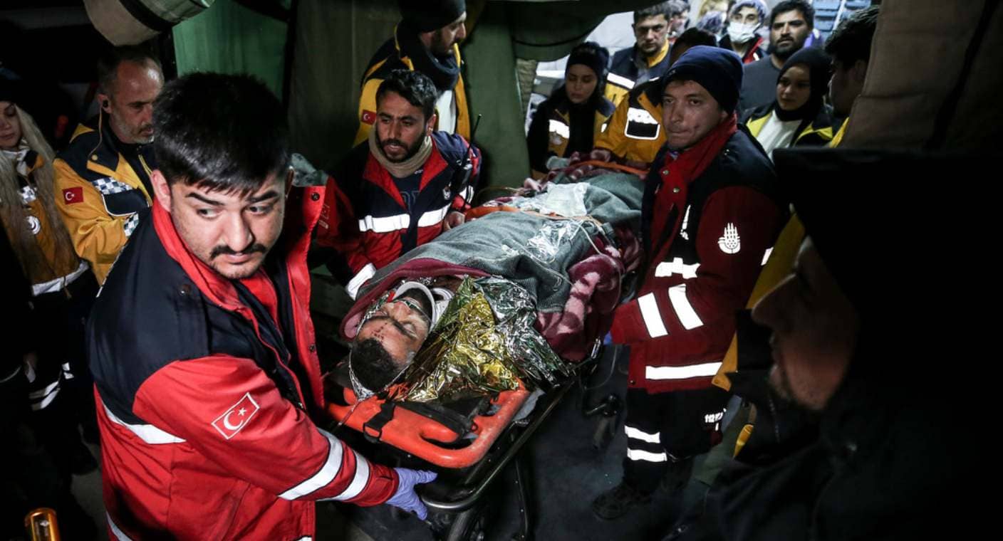 Hallan con vida en Turquía a hombre que pasó 278 horas bajo los escombros