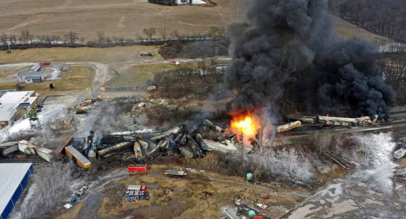El “Chernóbil químico”: Tren con materiales peligrosos se descarrila y explota en Ohio