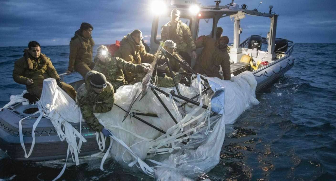 Militares estadounidenses recogen restos del globo chino derribado