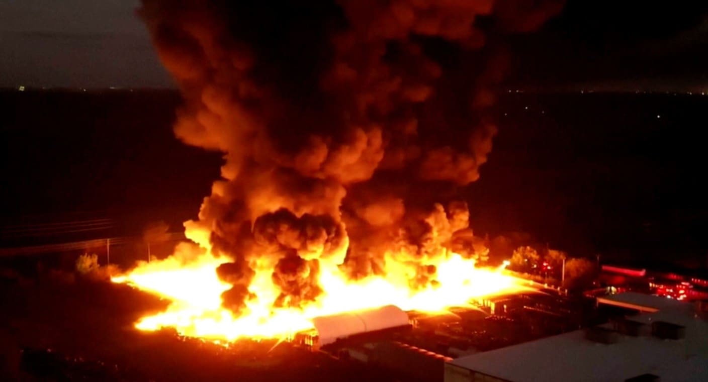 Bomberos llevan horas intentando controlar incendio en almacén de plásticos en Florida: Autoridades