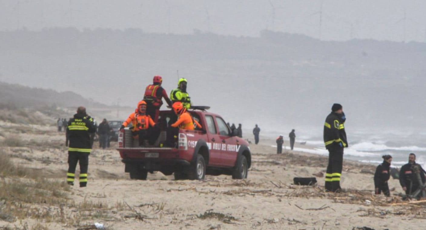 Al menos 59 migrantes mueren en choque de  barco contra rocas en Italia
