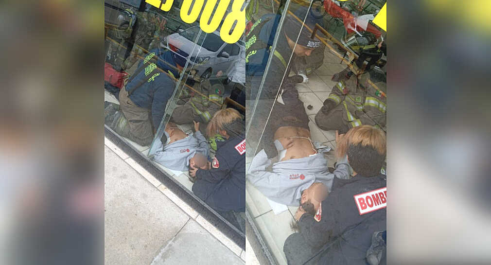 Bomberos de Hermosillo auxilia a joven de 21 años que se desplomó en plaza comercial