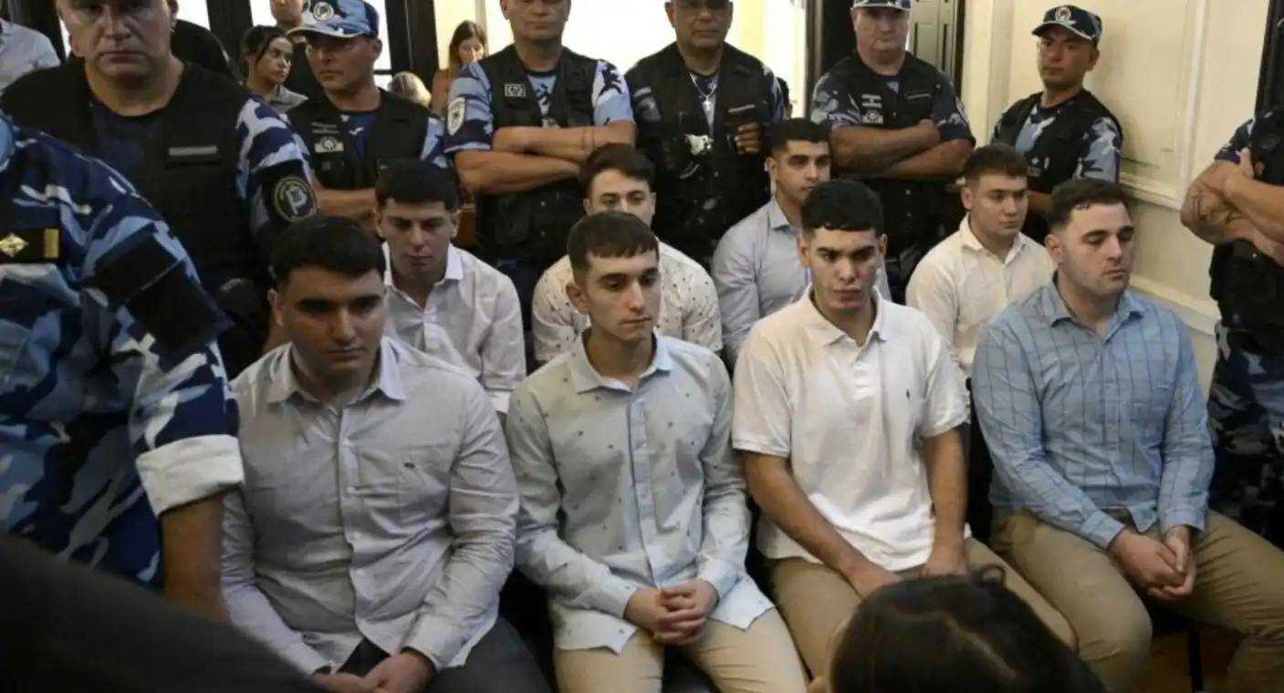 Condenan a cadena perpetua a 5 exjugadores de rugby por asesinar a joven en Argentina; otros 3 reciben 15 años de cárcel