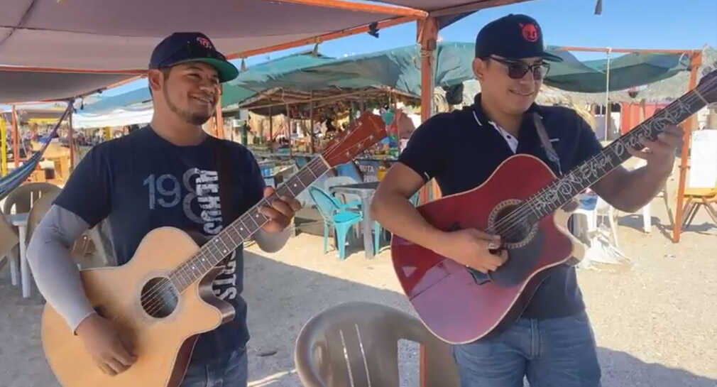 De música y mariscos disfrutan turistas en playas de Bahía de Kino