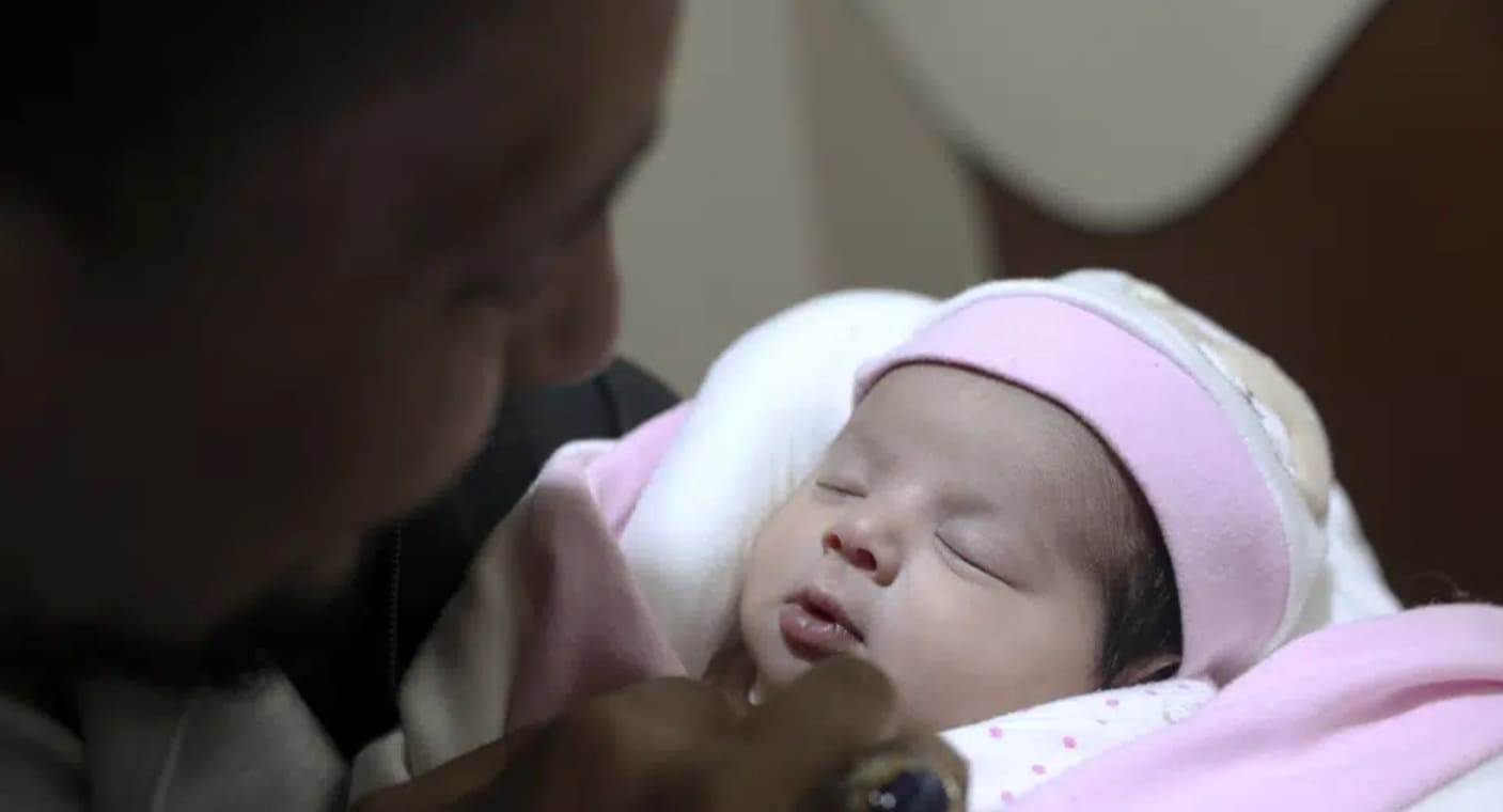 Dan de alta a bebé que nació bajo los escombros tras sismo en Siria y es trasladada con su nueva familia