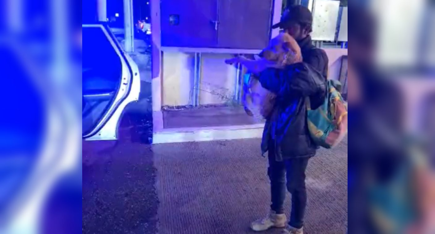 Policías de Hermosillo resguardan del frío a hombre en situación de calle y a su perro (VIDEO)