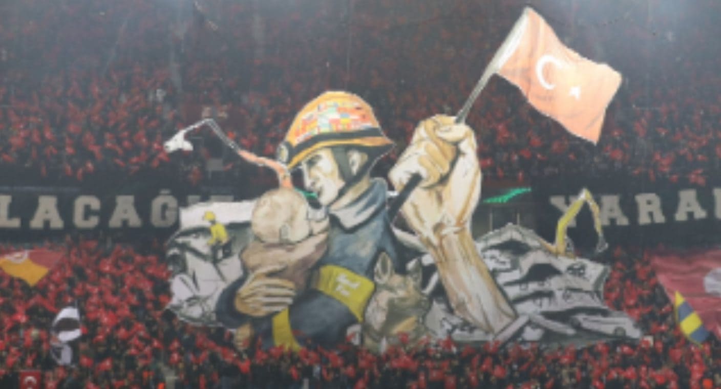 Proteo es homenajeado durante partido de futbol en Turquía (VIDEO)
