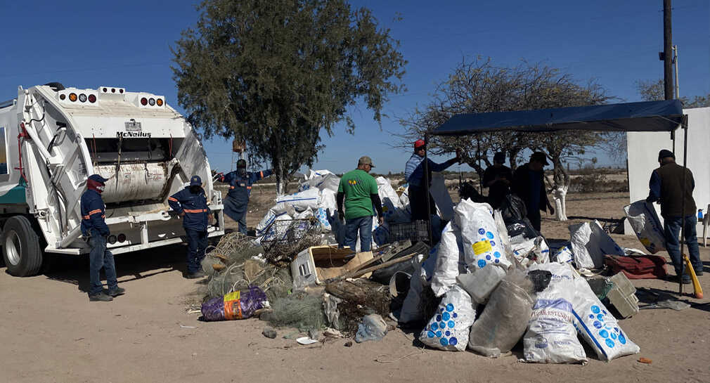 Mil 926 kilos de basura recolectan activistas y colectivos para preservar la Laguna de la Cruz en Bahía de Kino